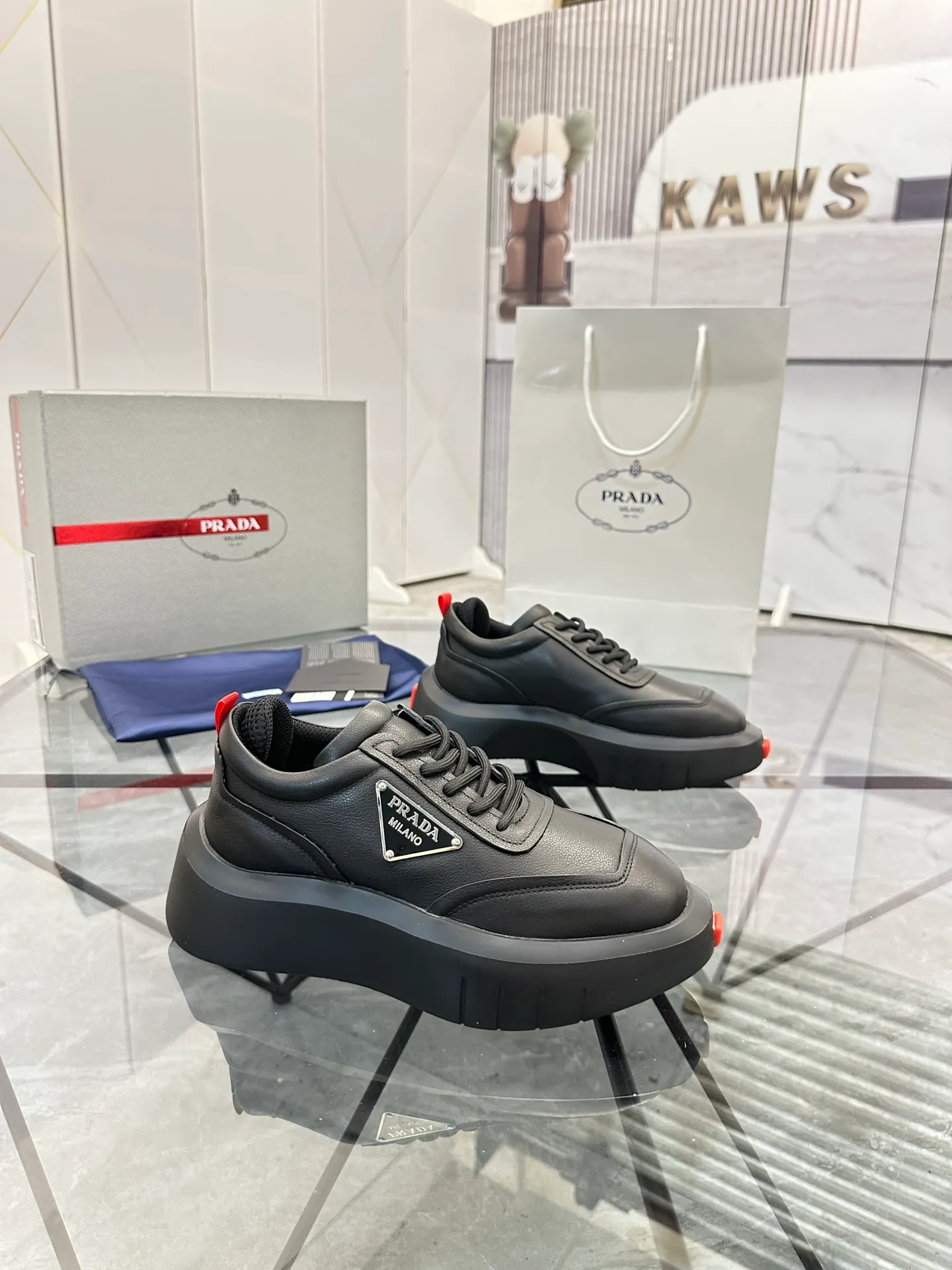 Selling men's shoes 💰: 💰P560¥ High-end top quality Product trademark: Prada * "Prada*" low-top casual shoes Regular size: 35-45 (can be customized to 46) Couple style Product material: imported first-layer cowhide leather upper, breathable lining, original outsole. No.: H201